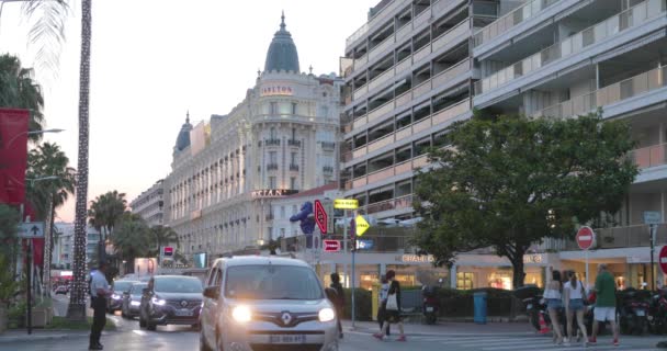 France, Cannes, 27 mai 2017 : Rues de Cannes au cinéma Festival de Cannes, branches palmiers au coucher du soleil, remblai, dames et messieurs en robes de soirée, cafés bondés, divertissements — Video