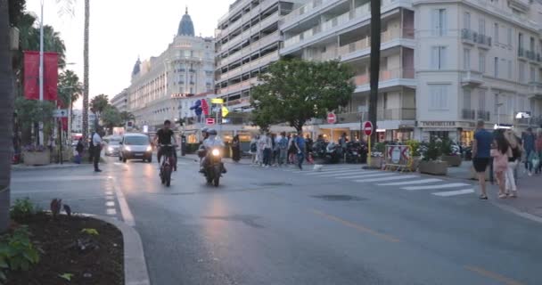 法国，戛纳，2017年5月27日：戛纳电影节上的戛纳街头、日落时的分支棕榈、堤岸、身着晚礼服的女士们先生们、拥挤的咖啡馆、娱乐场所 — 图库视频影像