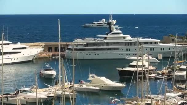 Frankrijk, Cap-Dail, 25 mei 2013: Tijd-verstrijken van de haven Cap-Dail, mensen wachten op een taxiboot op de pier, mensen zitten in een boot en drijven weg, zeer dure luxe jachten op de achtergrond — Stockvideo