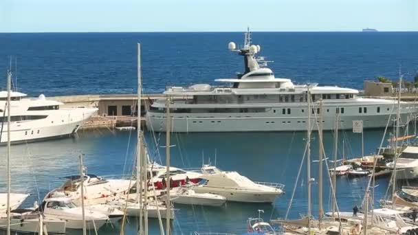 Francia, Cap-Dail, 25 de mayo de 2013: Time-lapse of port Cap-Dail, la gente está esperando un barco taxi en el muelle, la gente se sienta en un barco y flotan lejos, yates de lujo muy caros en el fondo — Vídeo de stock