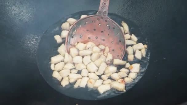 Pečení skopového tuku do stavu sušenek, určitá fáze přípravy národního uzbeckého pilafu, lopata na jídlo, kotel, krb, dřevo do krbu, venkovní — Stock video