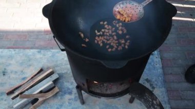 Kraker kondisyonuna kuzu yağı, ulusal bir Özbek tabak pilavı hazırlama aşaması, yiyecek, kazan, ateş, yakacak odun, açık hava için kürek.