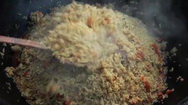 Ulusal Özbek yemeği pilavı, pilav, pilav, pilav, büyük tavada etli pilav. Büyük tabağa götür, kazan yanıyor, havuç