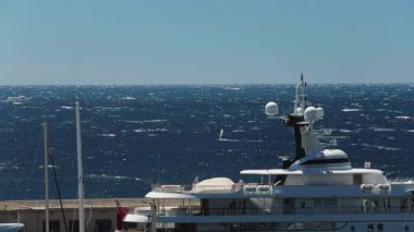 Yat direkleri, lüks yaşam, Akdeniz ve güneşli hava boyunca motorlu tekne manzarası ufukta görünüyor.