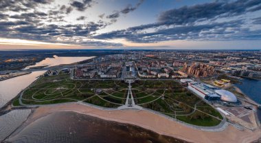 Rusya, St.Petersburg, 06 Mayıs 2020: Günbatımında Primorskiy bölgesinin hava panoramik görüntüsü, 300 yıldönümü parkı, ticaret merkezi Piterland, halk plajı, gece aydınlatması 