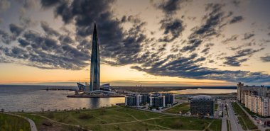 Rusya, St.Petersburg, 06 Mayıs 2020: Gökdelen Lakhta merkezinin günbatımında havadan panoramik görüntüsü, gece aydınlatması açık, Avrupa 'nın en yüksek gökdelenidir, inşaatın tamamlanması