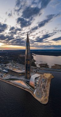 Rusya, St.Petersburg, 06 Mayıs 2020: Gökdelen Lakhta merkezinin günbatımında havadan panoramik görüntüsü, gece aydınlatması açık, Avrupa 'nın en yüksek gökdelenidir, inşaatın tamamlanması
