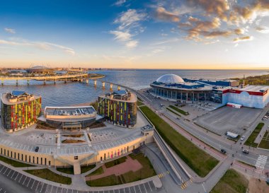 Rusya, St.Petersburg, 06 Mayıs 2020: Günbatımında Piterland ticaret merkezinin hava panoramik görüntüsü, 300 yıldönümü parkı ve Gazprom stadyumu, gece aydınlatması
