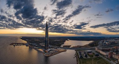 Rusya, St.Petersburg, 06 Mayıs 2020: Gökdelen Lakhta merkezinin günbatımında havadan panoramik görüntüsü, gece aydınlatması açık, Avrupa 'nın en yüksek gökdelenidir, inşaatın tamamlanması