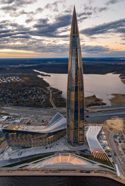 Rusya, St.Petersburg, 06 Mayıs 2020: Gökdelen Lakhta merkezinin günbatımında havadan panoramik görüntüsü, gece aydınlatması açık, Avrupa 'nın en yüksek gökdelenidir, inşaatın tamamlanması