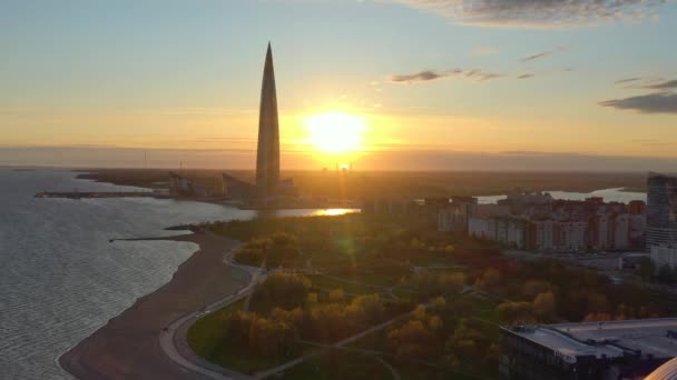 Rússia, São Petersburgo, 06 de maio de 2020: Imagem panorâmica aérea do arranha-céu mais alto da Europa Centro de Lakhta ao pôr-do-sol, Parque de 300 aniversários, arranha-céu da Gazprom, iluminação noturna — Vídeo de Stock