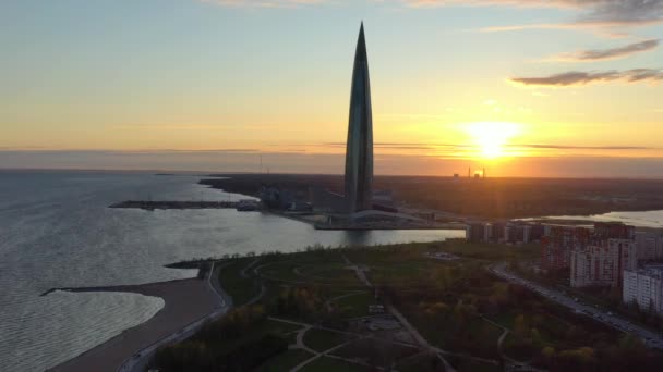 Ryssland, S:t Petersburg, 06 maj 2020: Flygfoto över Europas högsta skyskrapa Lakhta centrum vid solnedgången, 300-årsjubileum park, Gazproms skyskrapa, nattbelysning — Stockvideo