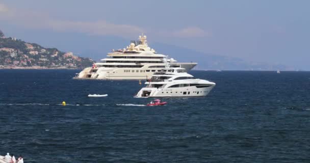 Γαλλία, Saint-Jean-Cape-Ferrat, 29 Μαΐου 2017: Το μεγαλύτερο στον κόσμο το μηχανοκίνητο σκάφος Dilbar από τον επιχειρηματία Alisher Usmanov στο λιμάνι, μικρό ιστιοφόρο στον ορίζοντα — Αρχείο Βίντεο