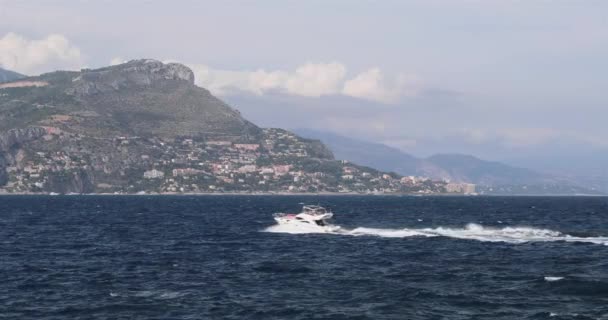 Il promontorio Ferrat, argine sulla costa azzurra, montagne e il cielo blu sullo sfondo, megayachts di miliardari provenienti da tutto il mondo, il Sud della Francia, 4k video — Video Stock