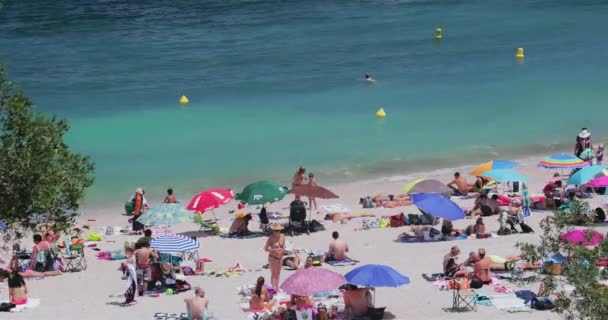 Francia, Saint-Jean-Cap-Ferrat, 29 de mayo de 2017: Costa del cabo, familias en la playa, bañistas, niños está jugando, pensionistas, vacacionistas, parejas, tomar el sol, está jugando voleibol, temporada alta — Vídeo de stock