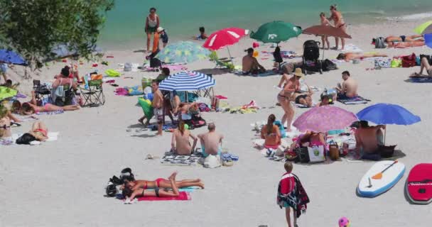 France, Saint-Jean-Cap-Ferrat, 29 mai 2017 : Côte du Cap, familles sur la plage, baigneurs, enfants joue, retraités, vacanciers, couples, bronzage, joue au volley-ball, haute saison — Video