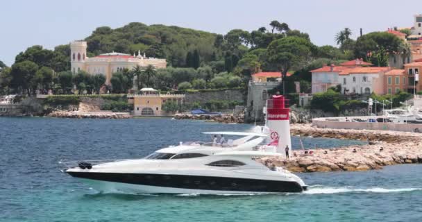 Frankreich, Saint-Jean-Cap-Ferrat, 29. Mai 2017: Der Leuchtturm im Hafen, Mega-Yachten am Wasserhorizont, azurblaues Wasser, viele Fischerboote und Yachten, ein Pier, Strand von Paloma — Stockvideo