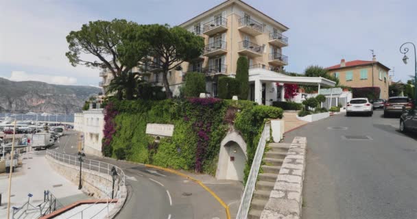 France, Port Saint-Jean-Cap-Ferrat, 2017 년 5 월 29 일 : The hotel villa Dior, way to the Villa Ephrussi de Rothschild, boat and yachts, many tourism — 비디오