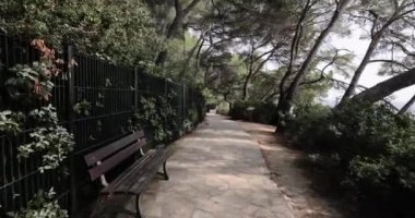 Fransa, Saint-Jean-Cap-Ferrat, 29 Mayıs 2017: Fossettes plajının yakınındaki set, Cape 'deki ağaçlar arasındaki yol, hiç kimse