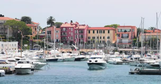 Frankreich, Saint-Jean-Cap-Ferrat, 29. Mai 2017: Der Leuchtturm im Hafen, Mega-Yachten am Wasserhorizont, azurblaues Wasser, viele Fischerboote und Yachten, ein Pier, Strand von Paloma — Stockvideo