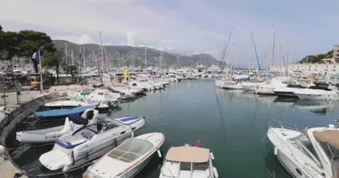 Fransa, Beaulieu, 29 Mayıs 2017: Port Saint-Jean-Cap-Ferrat, bir dükkan ve restoranı olan ünlü gezinti alanı, arka planda birçok turist, villa, otel ve dağ, küçük botlar