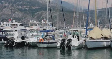 Fransa, Beaulieu, 29 Mayıs 2017: Saint-Jean-Cap-Ferrat Limanı, bir balıkçı teknesi ve yatları, bir rıhtım, arka planda bir dağ, sükunet, bulutlu hava