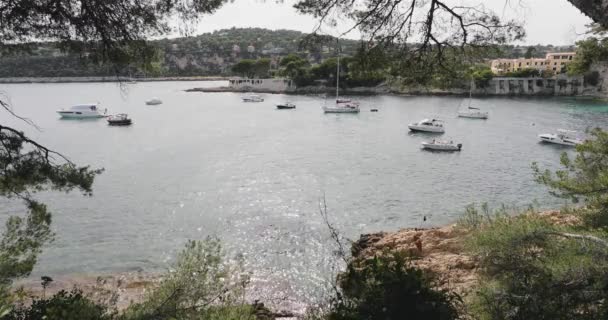 Kappan Ferrat, vallen på den azurblå kusten, bergen och den blå himlen på bakgrunden, megayachter av miljardärer från hela världen, södra Frankrike, 4k video — Stockvideo