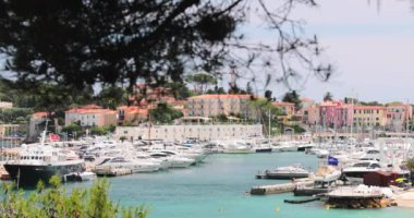 Fransa, Saint-Jean-Cap-Ferrat, 29 Mayıs 2017: Limandaki deniz feneri, mega yatlar su ufku, gök mavisi su, bir sürü balıkçı teknesi ve yat, bir rıhtım, Paloma plajı