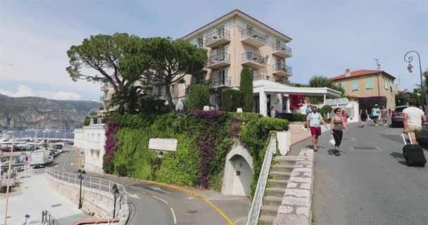 Francja, Port Saint-Jean-Cap-Ferrat, 29 maja 2017: Hotel Villa Dior, droga do Villa Ephrussi de Rothschild, łodzie i jachty, wielu turystów — Wideo stockowe