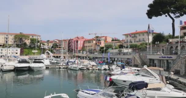 Frankreich, Beaulieu, 29. Mai 2017: Port Saint-Jean-Cap-Ferrat, die berühmte Promenade mit Geschäften und Restaurants, viele Touristen, Villen, Hotels und Berge im Hintergrund, kleine Boote — Stockvideo