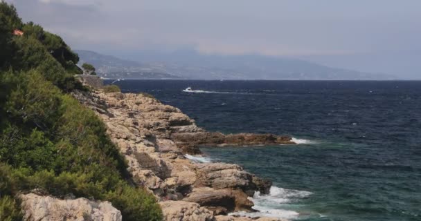 岩礁の波が砕け、南仏のフェラット岬、紺碧の海岸の堤防、山と青空を背景に, — ストック動画