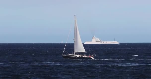 France, 29 mai 2017 : Le mégayacht "A", le navire le plus attrayant et répulsif au monde, propriétaire du yacht oligarque russe Andrey Melnichenko, le port d'immatriculation Hamilton sur les Bermudes — Video