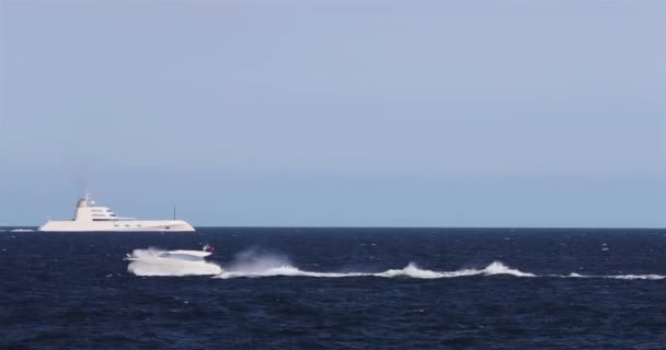 Francia, 29 de mayo de 2017: El megayate "A", el barco más atractivo y repelente del mundo, el propietario del yate oligarca ruso Andrey Melnichenko, el puerto de registro Hamilton en Bermudas — Vídeo de stock
