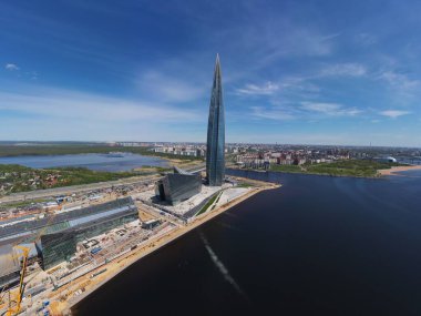 Rusya, St.Petersburg, 26 Mayıs 2020: Gündüz vakti gökdelen Lakhta merkezinin hava panoramik görüntüsü, Avrupa 'nın en yüksek gökdelenidir ve inşaatın tamamlanmasıdır.