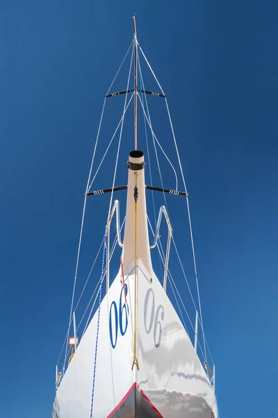 Russie, Saint-Pétersbourg, 26 mai 2020 : Port Hercule, les voiliers se tiennent sur des supports, la vue du bas, les mâts et les élingues, un temps ensoleillé clair, le ciel bleu, le fond du bateau et kiel — Photo