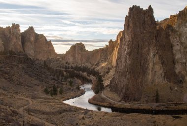 Smith Rock Merkez Oregon Usa. Gün batımında kayalıklardan akan nehir