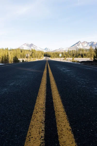 Líneas amarillas en la carretera que conduce a las montañas —  Fotos de Stock