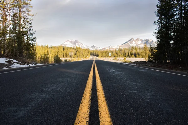 Gele lijnen op de weg naar de bergen — Stockfoto