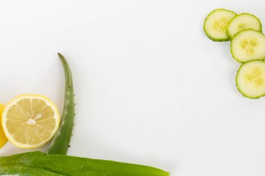 Taze aloe vera limon ve salatalık. Doğal cilt bakımı. beyaz