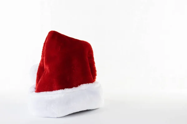 Röd Santa hatt på en isolerad vit bakgrund jul kopia utrymme — Stockfoto