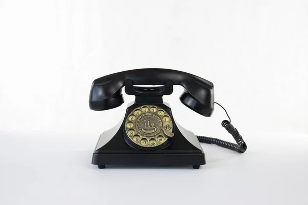 Isoliertes schwarzes Drehtelefon auf weißem isoliertem Hintergrund — Stockfoto