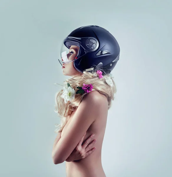 Ragazza con fiori tra i capelli e casco — Foto Stock