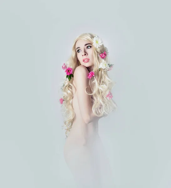 Naken blondin med blommor i håret — Stockfoto