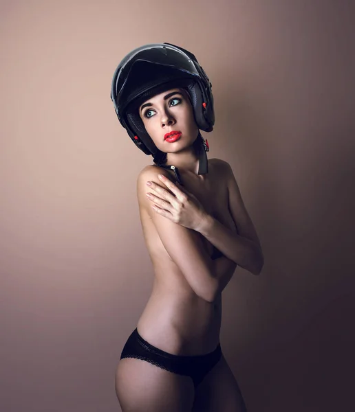 Chica motociclista en un casco negro con labios rojos Fotos De Stock