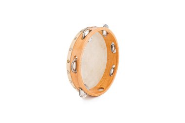 Beyaz arka planda izole edilmiş bir pandero. Pandero, genellikle ahşap ya da plastikten yapılmış dairesel bir çerçeveden oluşan, tek bir deri başı üzerine gerilmiş bir müzik aletidir..