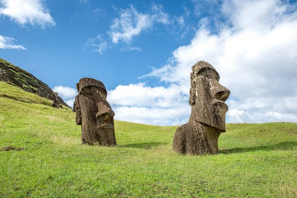 Moai Situado Encosta Cratera Vulcânica Chamada Rano Raraku Ilha Páscoa — Fotografia de Stock