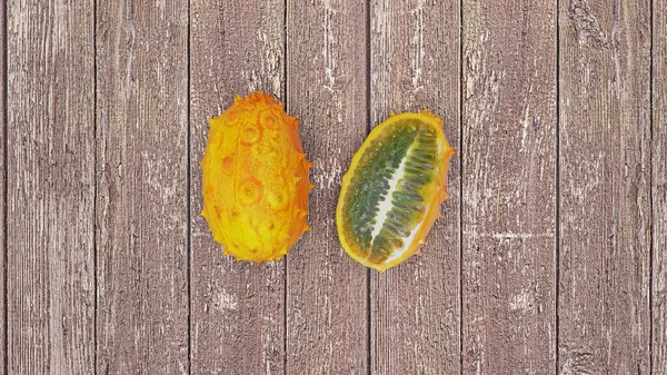 Kiwano Boynuzlu Karpuz Meyvesi İkiye Kesimi. Egzotik meyve manzarası. Tahta masa. 3B illüstrasyon