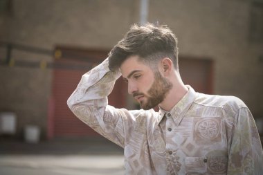 Genç yakışıklı hipster 