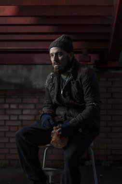 Evsiz hipster portresi