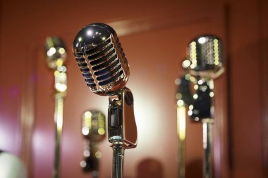 Kırmızı duvara mikrofonlar 